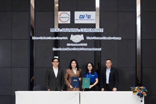 Ảnh có chứa trang phục, bộ đồ, Mặt người, phụ nữNội dung do AI tạo ra có thể không chính xác.