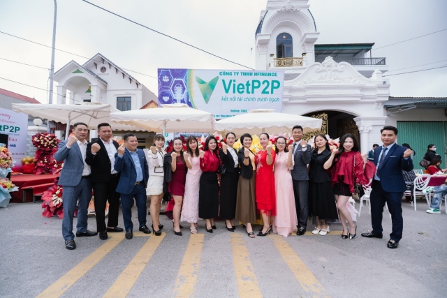 Ảnh c&oacute; chứa trang phục, bầu trời, người, gi&agrave;y d&eacute;pNội dung do AI tạo ra c&oacute; thể kh&ocirc;ng ch&iacute;nh x&aacute;c.