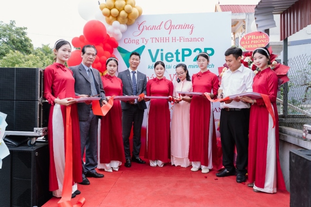 Ảnh c&oacute; chứa trang phục, người, phụ nữ, m&agrave;u đỏNội dung do AI tạo ra c&oacute; thể kh&ocirc;ng ch&iacute;nh x&aacute;c.