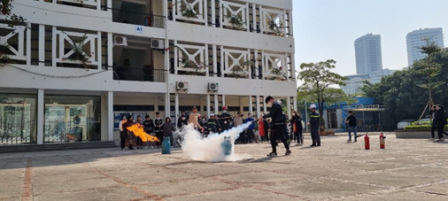 Hàng trăm sinh viên Trường Cao đẳng TM & DL Hà Nội hào hứng tham dự tập huấn kỹ năng thoát hiểm khi có hỏa hoạn 
